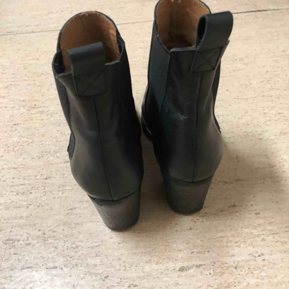 Svarta ankel boots från Åhléns i äkta läder. Storlek 37. Jätte fina till jeans och till fest 🎉 . Skor.