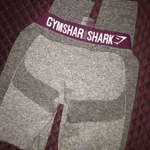  - Gymshark Flex leggings Charcoal/ deep plum Storlek: S Nypris: 699 Använt fåtal gånger. Denna färg finns inte längre att handla. Säljes pga utrensning av tights Lång modell, hög midja, mycket stretch och inga jobbiga sömmar!  