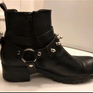  - Astuff bootstrap handgjord av mig! Gjord i läder och stängs med en ”klickknapp” baktill. 