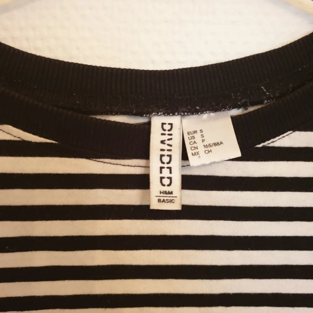 Säljer en basic svart vit randig tröja. Fint skick förutom en lite fläck som man kan se på tredje bilden. Kan mötas i stockholm eller frakta för 30 kr 😊. Tröjor & Koftor.