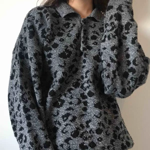  - Stickad Leopard kofta. Grå och svart, knappt använd! Kan skicka fler bilder