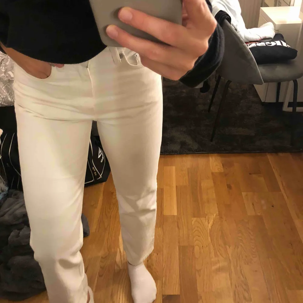 Snygga vita jeans från weekday i modellen voyage, i storlek 24/28. Säljer pga att de är för små och de är använda ett fåtal gånger💓köparen står för frakt!. Jeans & Byxor.