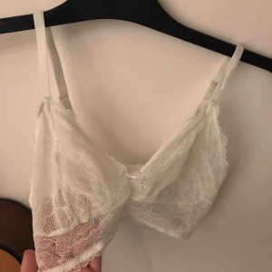  - Jättefin spets top med justerbara band.  Aldrig använd så är så gott som ny  Passar en xs-s   Eventuell frakt tillkommer💞