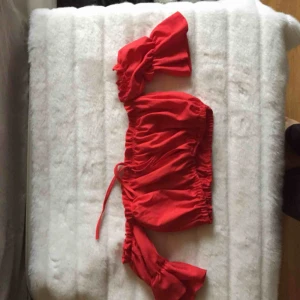  - Fin röd topp i bra skick, köpare står för frakt.