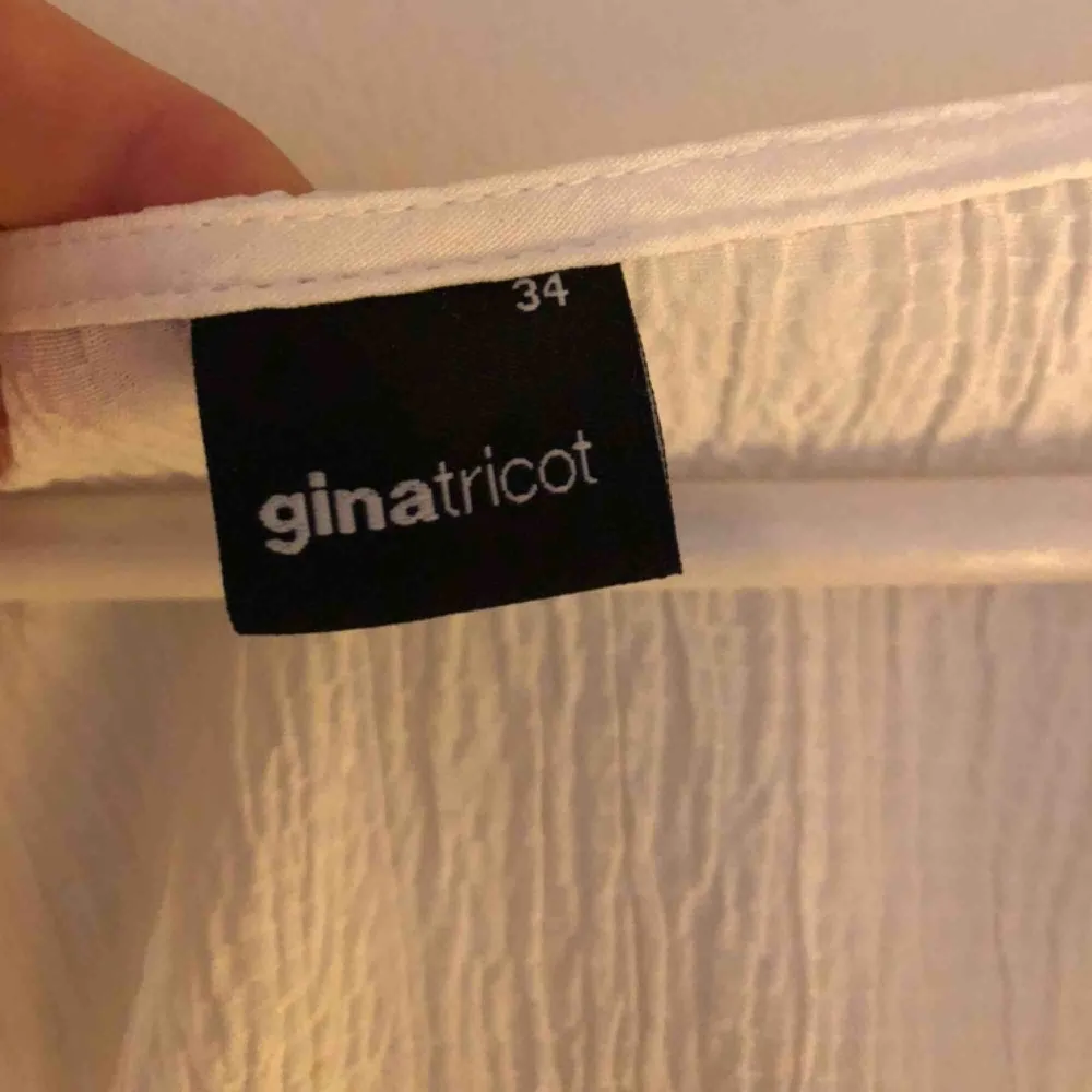 🌸 Oanvänd romantisk blus från Gina Tricot inköpt sommaren 2019. Helt oanvänd och säljes pga för liten storlek. Kunde ej lämna tillbaka då jag hann klippa bort ”upphängningabanden”. Nypris cirka 299 :-  Köparen står för frakt 🌸. Blusar.