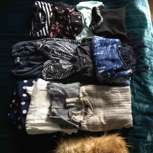  - Klädpaket i storlek XS. Pälskrage (ej äkta) medföljer.  Frakt ingår i priset.