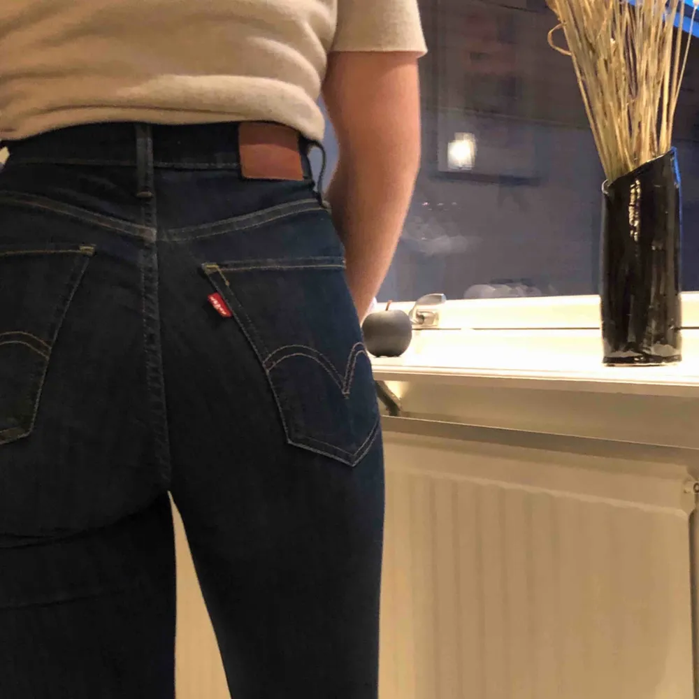 Ett par snygga Levi’s jeans i modellen Mile High super skinny i perfekt skick! Det är ett väldigt skönt och stretchigt material och en fin blå färg som är lätt att matcha med annat. Byxorna är uppvikta cirka 3 cm på modellen (160 cm lång) och det är W25. . Jeans & Byxor.