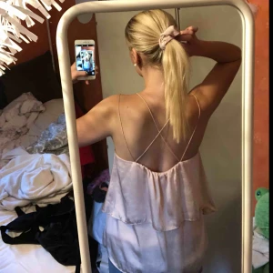  - Så himla fint ljusrosa silkeslinne, med fin rygg 🌹 perfekt till fest! Perfekt skick. Använd max 2ggr