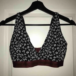  - Bralette med blommigt mönster, aldrig använd, nypris 200