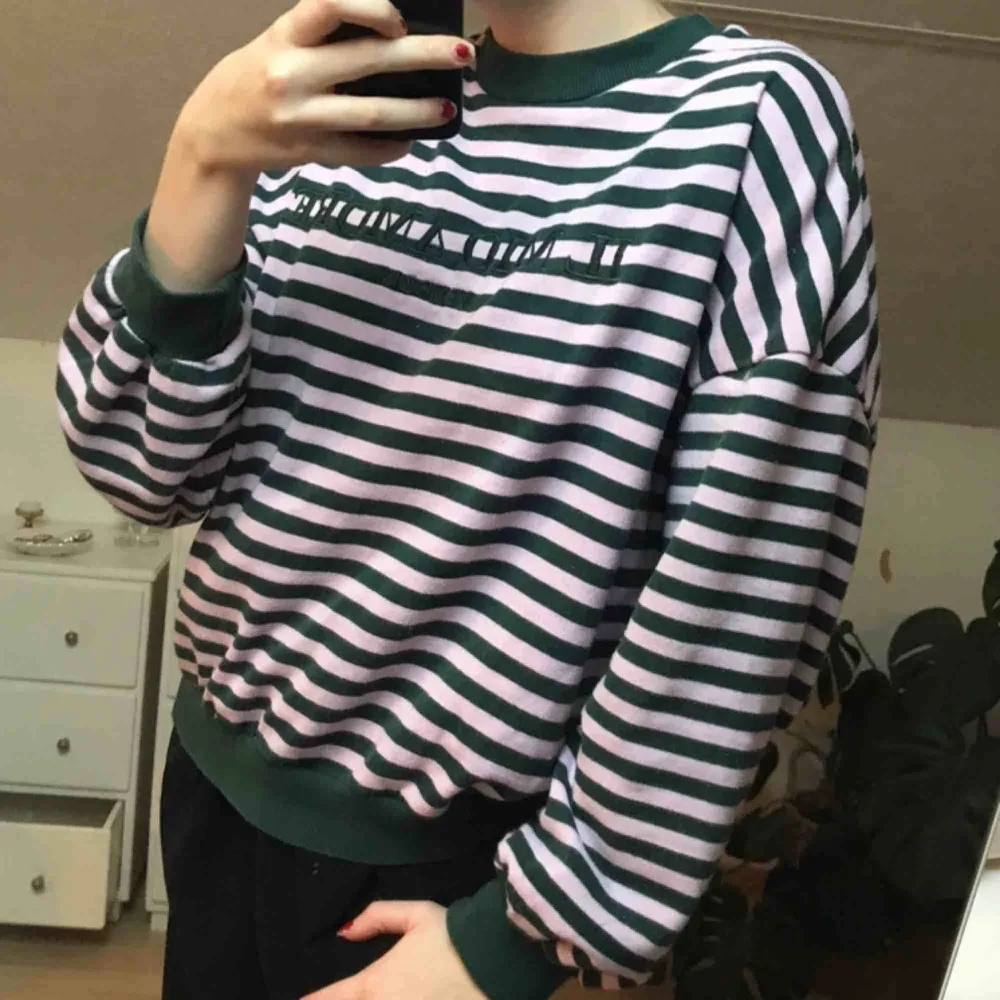 Cool oversize sweatshirt från Bershka!!!  Grön och rosa randig med text, ser lite ”old school” ut i tyget”💓 använd ca 3 ggr!!! 💐🌺  Köparen står för frakten ca 60kr ❤️. Hoodies.