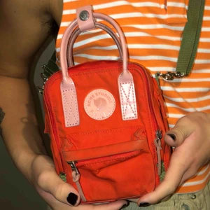  - Acne studios X Fjällräven collab, så söt liten klassisk kånken väska i trendiga färger!! U don’t wanna miss! 🦂🔥⚡️🦋🌸🌸