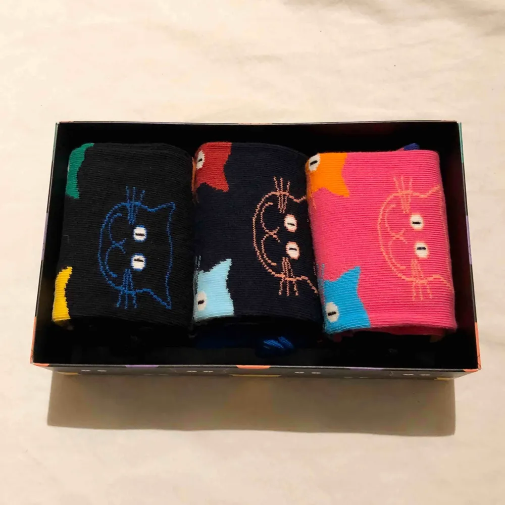 Oanvända och helt nya strumpor med katter från Happy Socks! ”Cat Gift Box” nypris 279kr. Säljer pga inte min stil💞 3-pack: ett par rosa, ett par svarta och ett par blå!. Accessoarer.