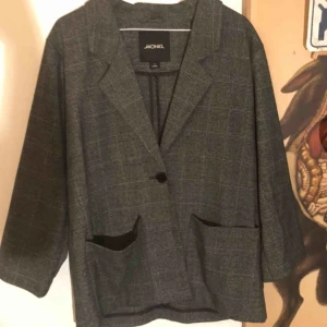  - Jätte fin kavaj från Monki 2018, bra skick och knappt använd sen den köptes (anledningen till att jag säljer den). Sitter väldigt avslappnat och aningen oversized, inga axelvaddar eller liknande. Grå rutig i bekvämt material.