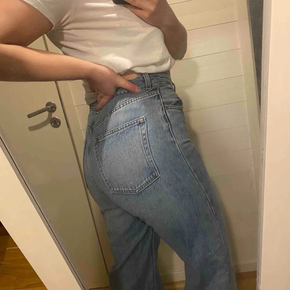 Jeans i vid modell, använda fåtal gånger - jätte fint skick! Passar mig perfekt som har storlek 30-31 på jeansstorlek m - 40 i vanlig storlek. Frakt tillkommer.. Jeans & Byxor.