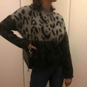  - En snygg stickad tröja ifrån mango! I bra skick. Otroligt snygg men kommer inte till användning då jag bytt stil 🥺 Pris kan diskuteras! Köptes dyrt