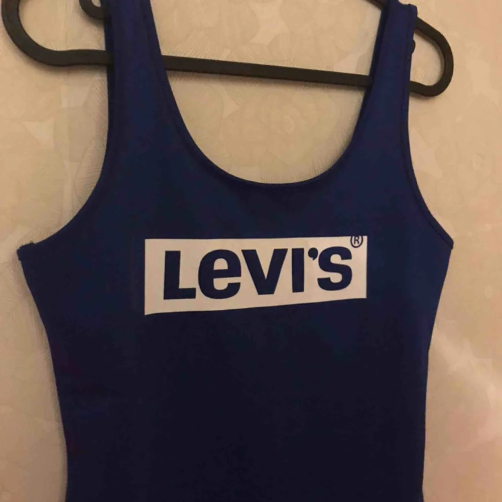 Säljer min snygga Levi’s Bodysuit i mörkblå färg storlek M. Aldrig använd. Köparen står för frakten 😋. Toppar.