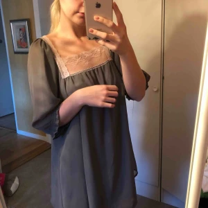  - Sååå fin ”Mickan” klänning/tunika 😉 grå med spetsdetalj, likadan baktill som framtill! 