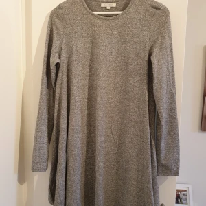  - Oversized klänning från Nelly. Frakt tillkommer! 