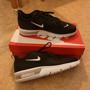  - Nike air max sequent 4,5 säljes. Endast prövade, säljes då de var för stora, kvitto finns kvar se bild. Storleken är 42.