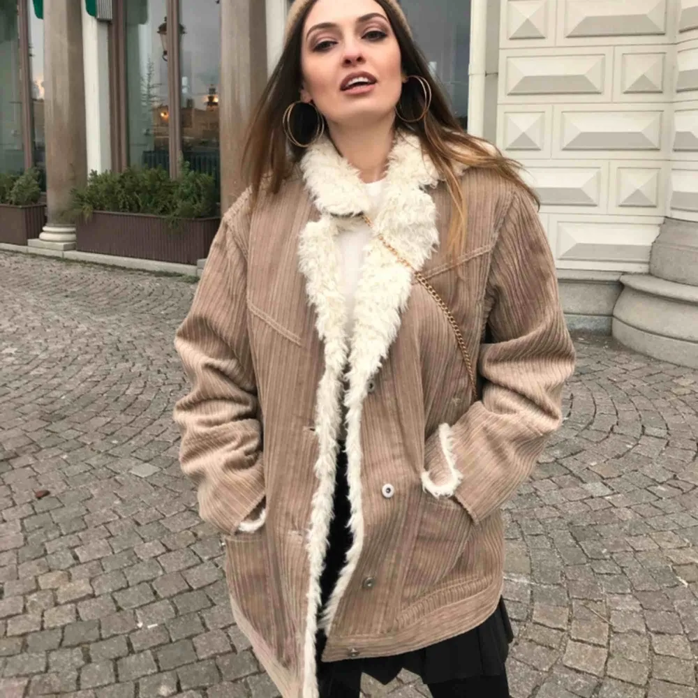 H&M Trend oversize pile-lined corduroy jacket / coat in beige Label: EUR 32, it's really oversize Model: 163/XS Measurements (flat): Length: 73 Pit to pit: 60 Price is final! Free shipping! Ask for the full description! No returns!. Jackor.