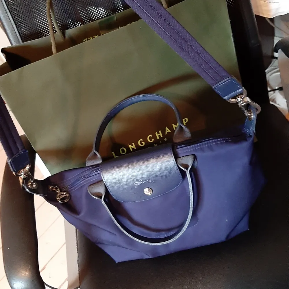 Äkta Longchamp väska. inköp i Paris, nytt skick..blå färg ((nypris1800kr.)). Väskor.