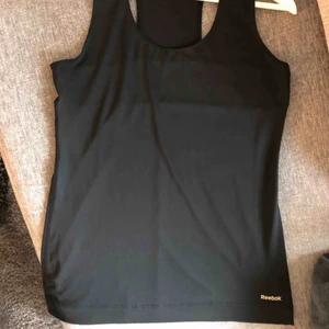  - Reebok linne Storlek M Använt 1 gång, nyskick 65 kr 🚫Djurfritt och rökfritt hem 📬Kan skickas mot fraktkostnad