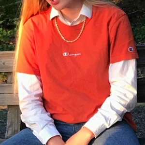  - orange champion T-shirt från Urban outfitters