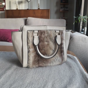  - Härlig väska med fusk päls på framsidan, axelband som går att justera och ta av. Använd ett fåtal gånger.☺ Frakt ingår.