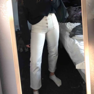  - Vita jeans med bruna kontrastsömmar Frakt tillkommer