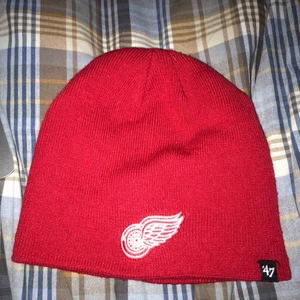  - En märkes mössa som är oanvänd och ny köpt