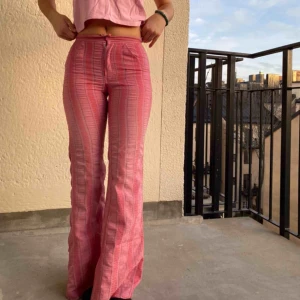  - Fina och unika rosa byxor. Utsvängda nertill 💗