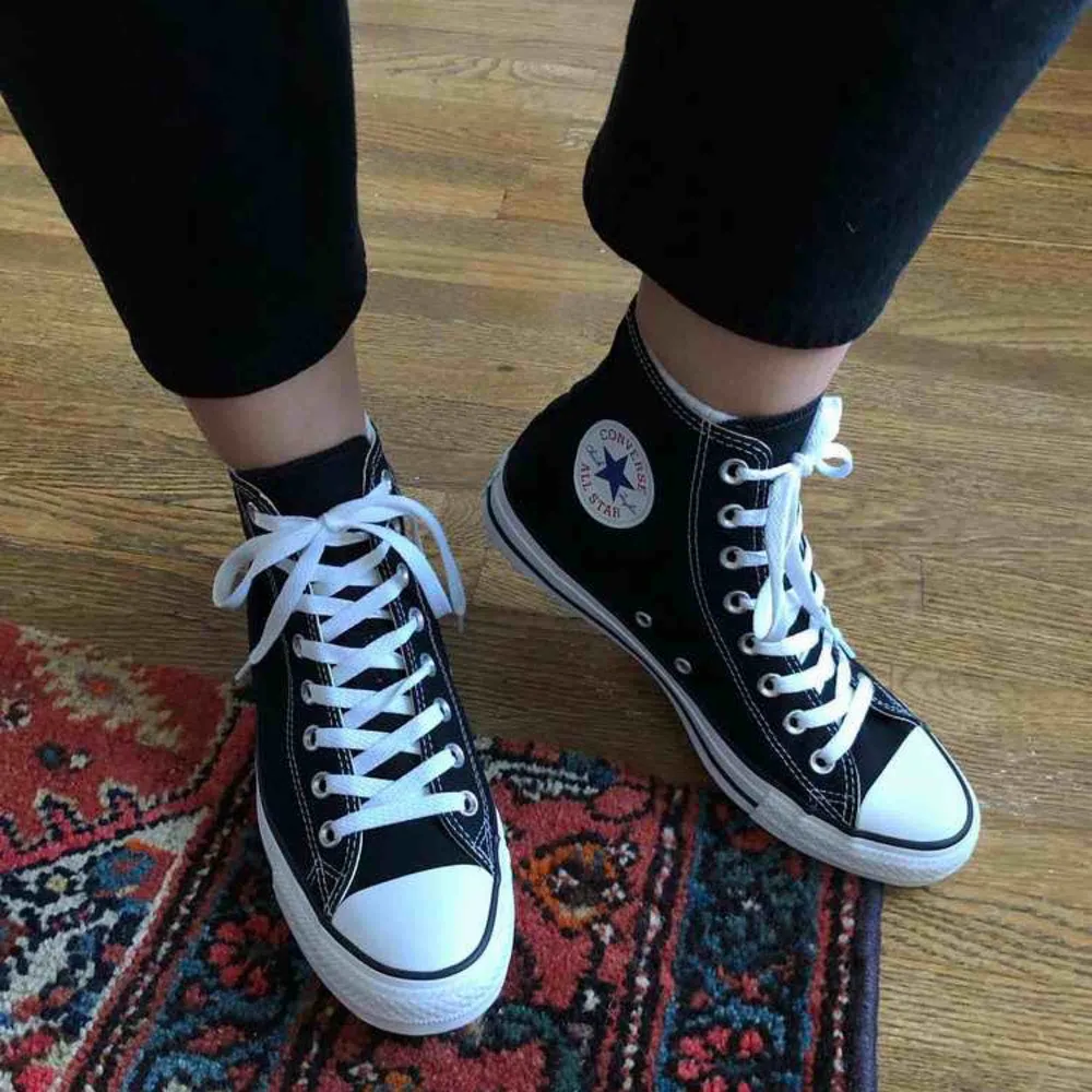 Säljer nu mina knappt använda svarta Converse för att dem inte används utav mig. Storlek 39, kostade 659kr säljer för 350. Skor.