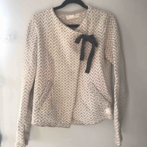 Odd Molly kofta - En odd Molly kofta köpt för ca 1800kr. Säljer för 200 pga röda små fläckar längst ner på koftan. Däremot syns dom knappt när man väl bär den. Storlek 0 vilket passar XS/S