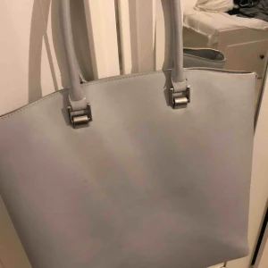  - Snygg grå väska med silvriga detaljer 