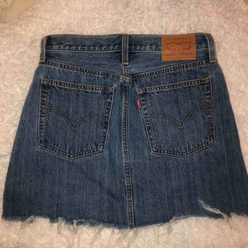 Säljer min finaste levis jeans kjol då jag känner att den inte är min stil längre. Använd fåtals gånger men inga defkter och tagit väl hand om den. Frakten ligger på 55kr. Kjolar.