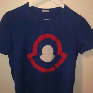  - T-shirt från monclear i Unisex Självklart äkta Nypris ca 1500 Fint skick och aldrig använd 🌸