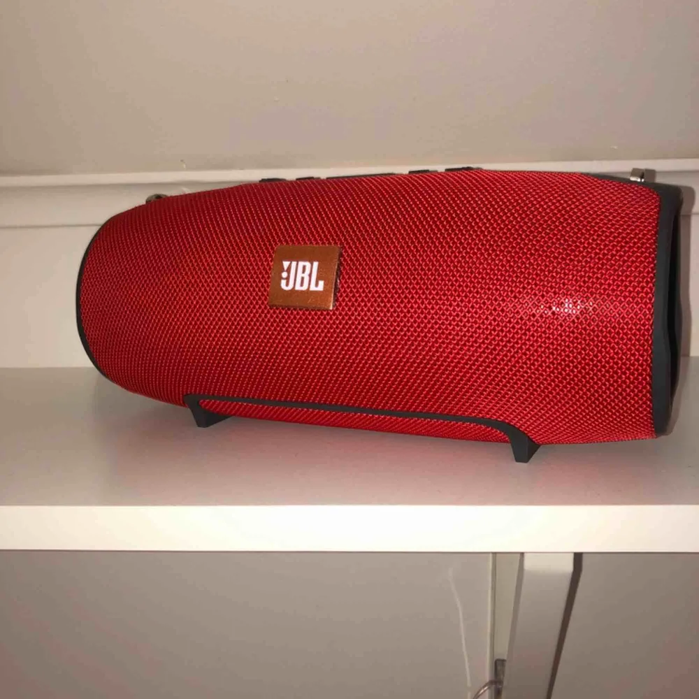 Säljer min JBL xtreme högtalare, köpte den i sommras och har knappt använt den då jag har en annan. Den är röd och vattentålig, jättebra skick! Självklart kommer laddning sladd, AUX sladd och ett band med!  Köpte den för 2000 kr. Övrigt.