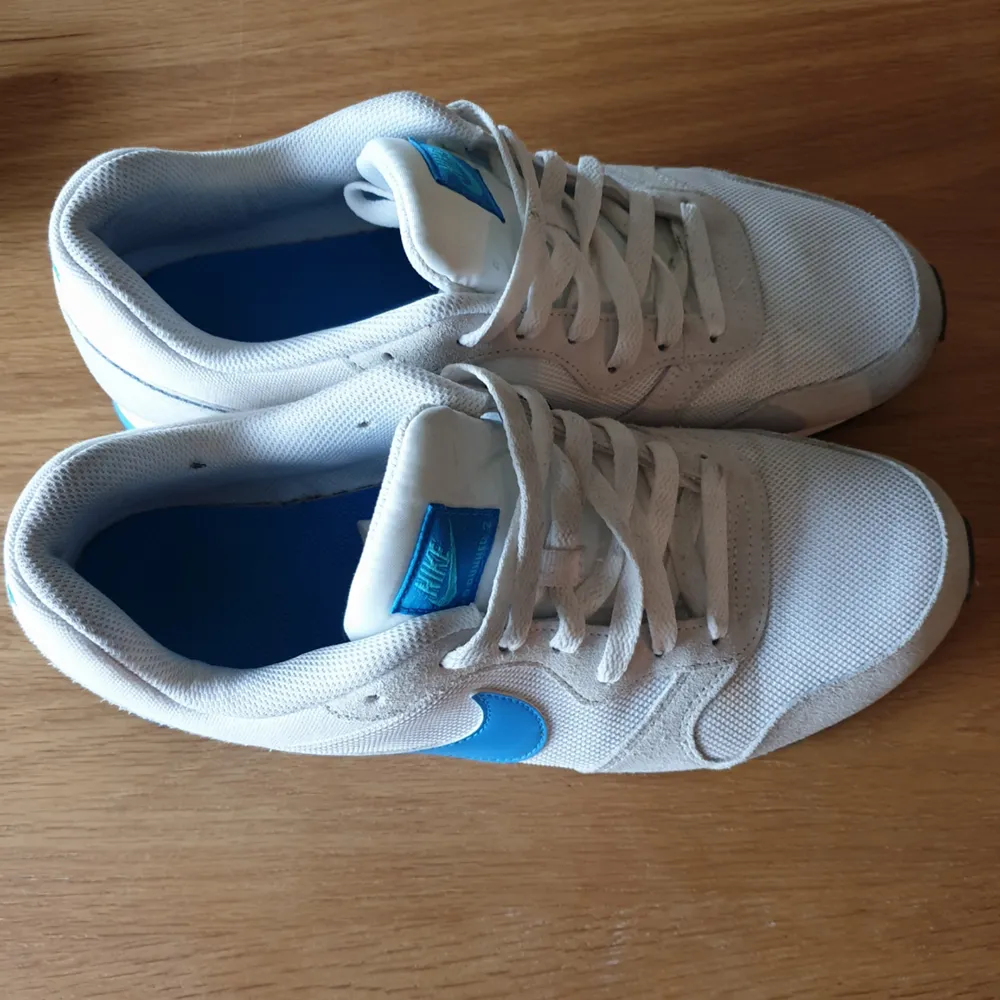 Vita sneakers från Nike Bra skick. Skor.