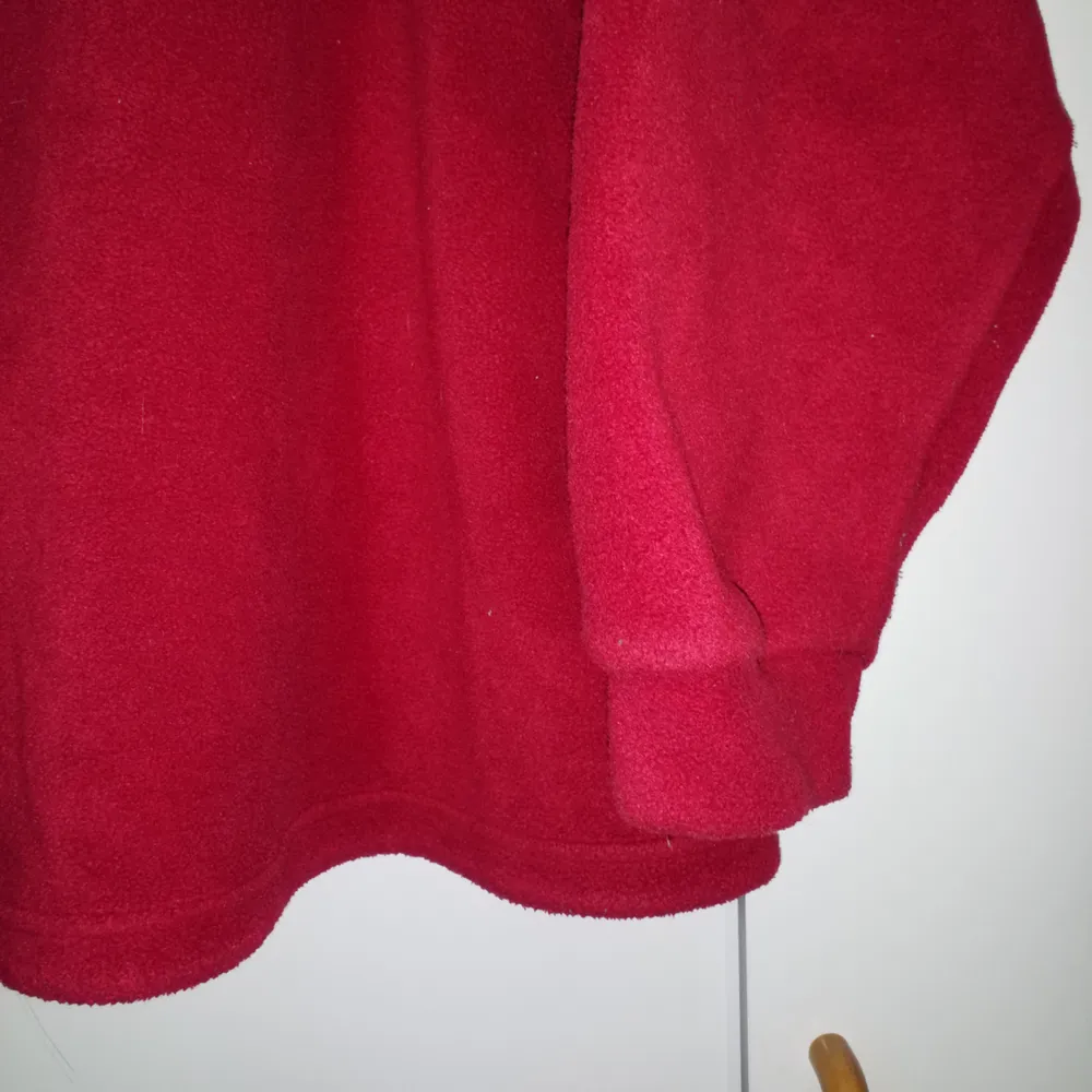 Superfin röd fleecetröja man kan ha som tröja eller jacka. Står ingen storlek i den men passar upp till xl. Tröjor & Koftor.