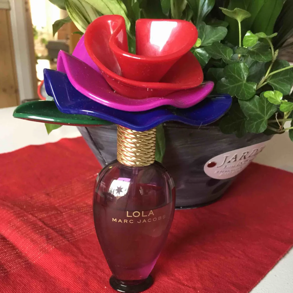 Äkta Marc Jacobs Lola parfym i 50 ml, mer än häften kvar. Endast seriösa köpare tack!! . Accessoarer.
