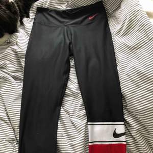 Säljer mina svarta Nike byxor då jag inte använder dom, använt Max 3-4 gånger, super bra skick!😋