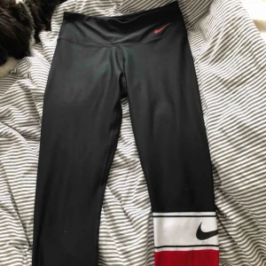  - Säljer mina svarta Nike byxor då jag inte använder dom, använt Max 3-4 gånger, super bra skick!😋