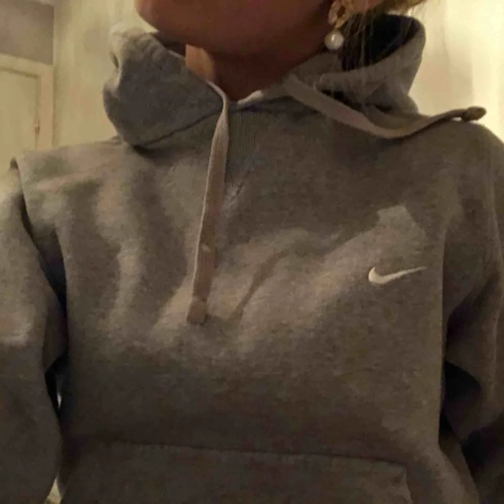 Grå Nike hoodie i fint skick, säljer pågrund av att jag inte använder den. Storlek s Köparen får stå för frakt 💕. Hoodies.