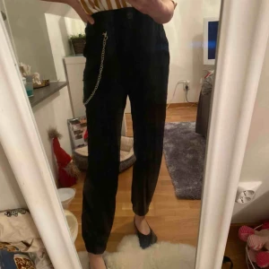  - Supercoola svarta byxor, man får med kedjan. Frakten betalar köparen (63kr)💞🥰