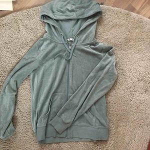  - Mysig tröja med luva från Cubus. Fint skick! Färgen ljusblå/ turkos ganska liten i storleken 