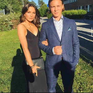  - Jag säljer nu min älskade balklänning jag hade på balen i 9an. Har tyvärr bara fått användning för den en gång så den är i nyskick. Klänningen är stretchig så den passar även som en S. Jag är 167cm lång och den är perfekt längd med klackar.