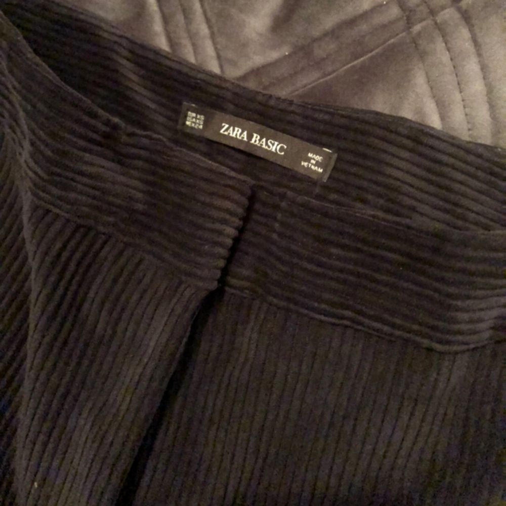 Säljer ett bra manchesterbyxor från Zara som är utsvängda, byxorna har inga fläckar eller skador och köparen står för frakten🌟💕. Jeans & Byxor.