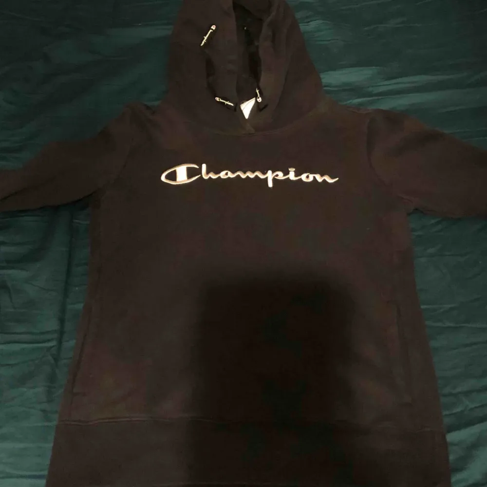 Säljer min svarta fina champion hoodie då den inte kommer till användning längre!. Hoodies.