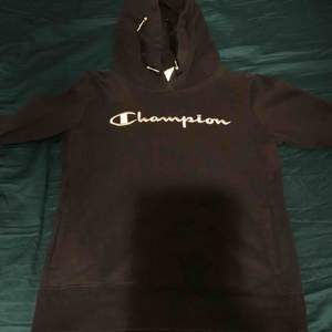 Säljer min svarta fina champion hoodie då den inte kommer till användning längre!