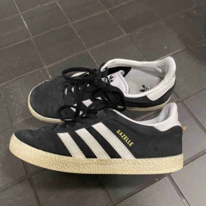  - Ganska rejält använda Adidas Gazelle, se skick.  Köpta för ca 1000 kronor. Råkade ta bilderna i night mode, så de ser mycket mer urtvättade ut än vad de är. Se bilderna från mina AF1 för hur de ser ut egentligen...